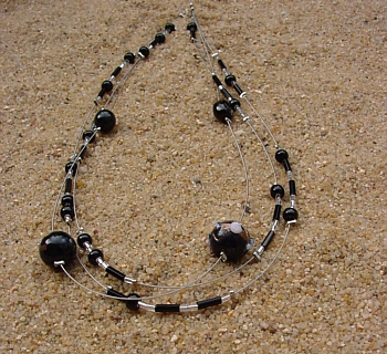 black dream, Edelstahldraht silberfarben, verschiedene silberne und schwarze Glasperlen, dazu vier venizianische Glasperlen