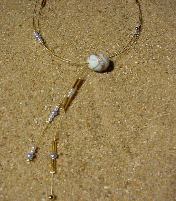 Goldfarbener Edelstahldraht, wei&szlig;e, hellblaue und goldene Wachsperlen, goldene Glasperlenstifte, eine wei&szlig;e venizianische Glasperle,, 45 cm.