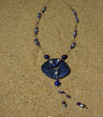 Der Sodalith soll positiv auf den Geist wirken und Intuition und Logik vereinen. Au&szlig;erdem sieht auch noch wundersch&ouml;n aus.