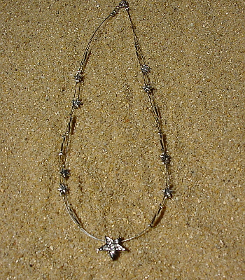 silberfarbene Edelstahldraht, kleine silberfarbene Sterne, silberfarbene Stiftperlen, einen 1,5 cm großen silberfarbenen Stern mit Stasssteinen, 42cm