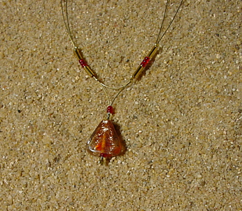 Edelstahldraht goldfarben, rote und goldfarbene Glasperlen, eine rot-goldene Glasperle ca. 2 cm,