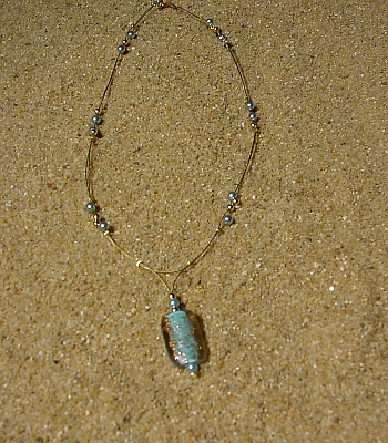 Goldfarbener Edelstahldraht, t&uuml;rkisfarbene und goldenfarbene Wachsperlen, eine t&uuml;rkis-goldfarbene Glasperle, 42 cm