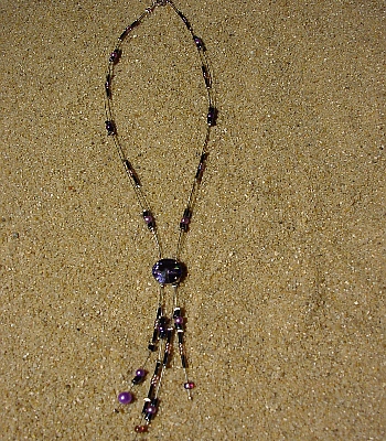 Edelstahldraht silberfarben, anthrazit- und lilafarbene Glasperlen, eine gro&szlig;e edel geschliffene lila Glasperle, 44 cm 