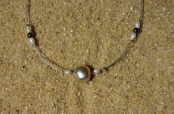 Silberfarbener Edelstahldraht, kleine wei&szlig;e S&uuml;&szlig;wasserperlen und H&auml;matitperlen, eine gro&szlig;e S&uuml;&szlig;wasserperle,