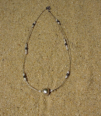 Silberfarbener Edelstahldraht, kleine wei&szlig;e S&uuml;&szlig;wasserperlen und H&auml;matitperlen, eine gro&szlig;e S&uuml;&szlig;wasserperle, 42 cm 