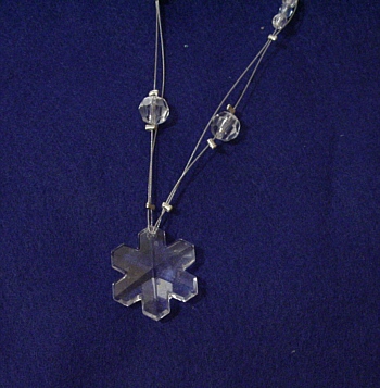 Edelstahldraht silberfarben, eisblaue und kristalfarbene Perlen, vier Swarovskyperlen, eine Eiskristal im Swarovskyschliff, 44 cm 